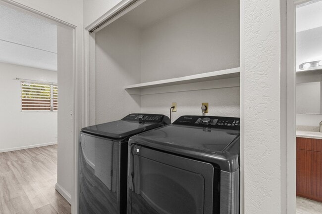 Building Photo - Pet-Friendly 2-Bed Gem | Steps from Leeward CC