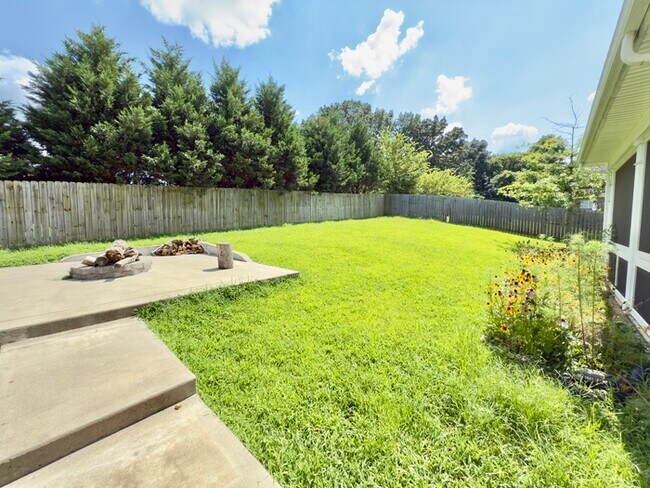 Building Photo - 532 Larkspur Dr