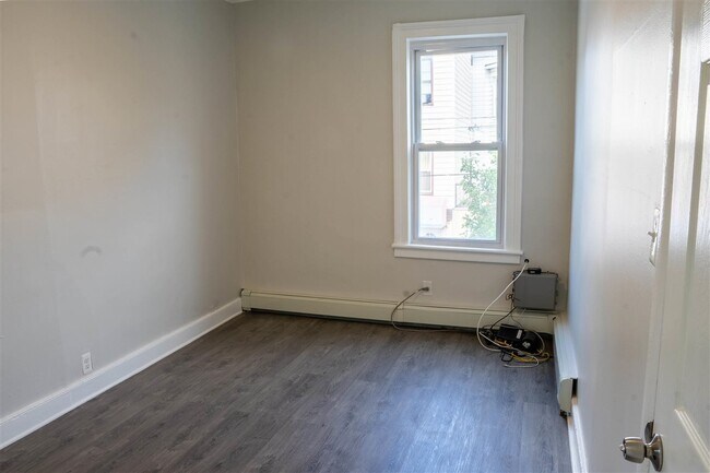 Building Photo - 426 13th St