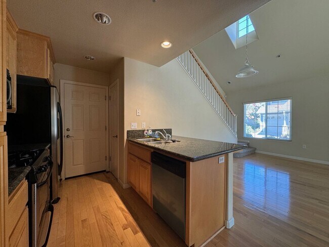 Building Photo - Newly available Stunning 2 Bedroom home fo...