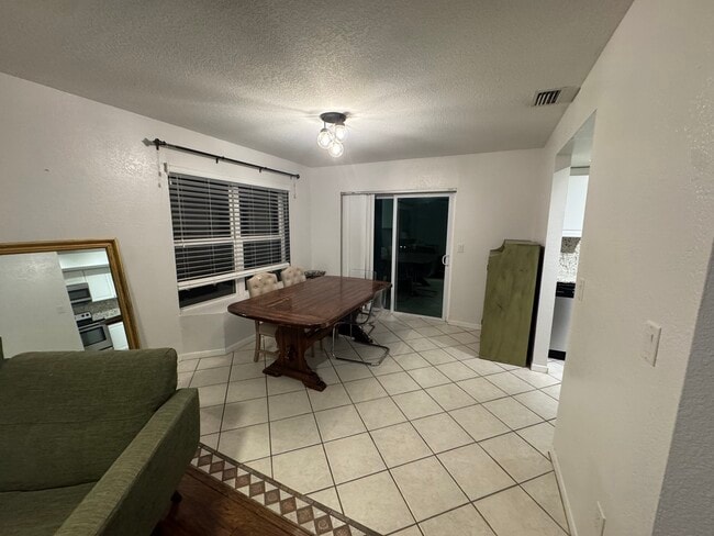 Building Photo - 6959 Aberfeldy Ave N