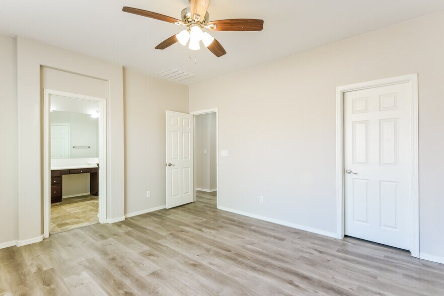 Building Photo - 2226 W Oyer Ln