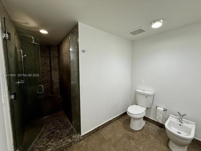 Building Photo - 495 Brickell Ave