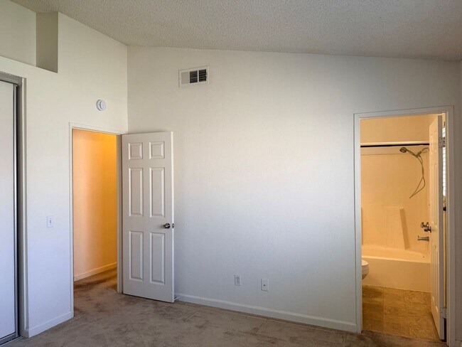 Building Photo - 3/2 Rosamond home Avail Now!