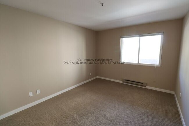 Building Photo - Perectly Located, Spacious, 2bed/ 2bath, E...