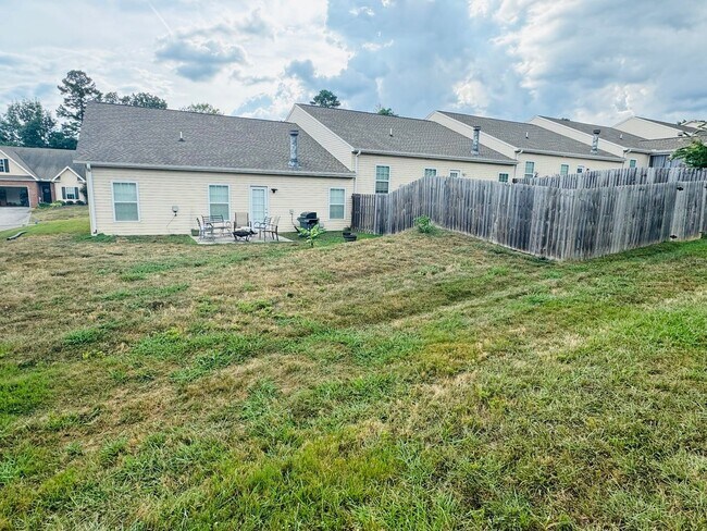 Building Photo - Sun-Drenched Corner Lot Condo – 2 Bedrooms + Office Near Middlebrook Pike