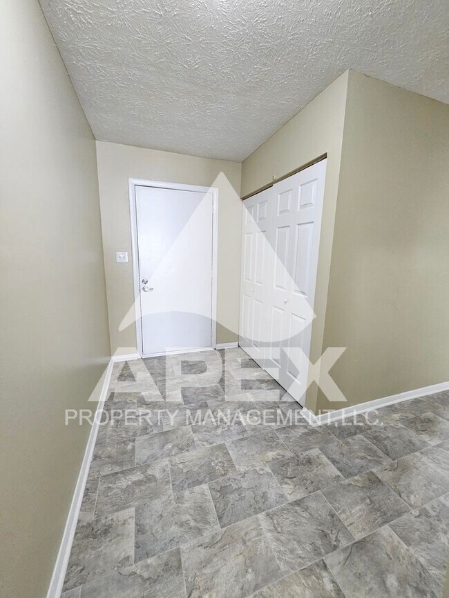 Building Photo - Nice 3Bd 1.5 Townhouse in WEST KNOX off Cedarbluff! END UNIT!