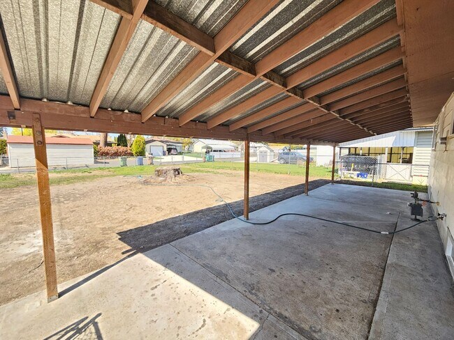 Building Photo - $1,800 - 4 Bed / 1 Bath Home with Fully Fe...