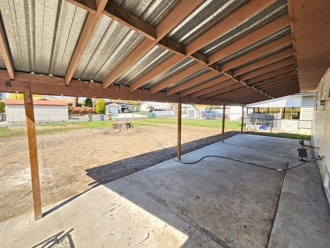 Building Photo - $1,995 - 4 Bed / 1 Bath Home with Fully Fe...