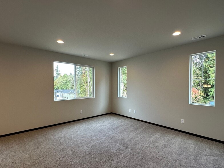 Building Photo - 9421 Fairhaven Cir NE