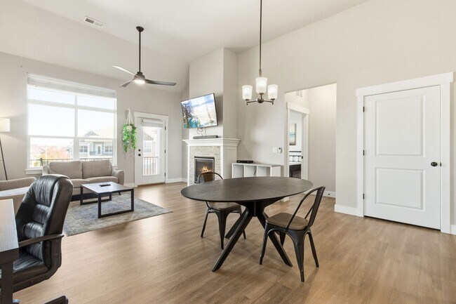 Building Photo - Bright and Modern Condo in Ideal Location ...