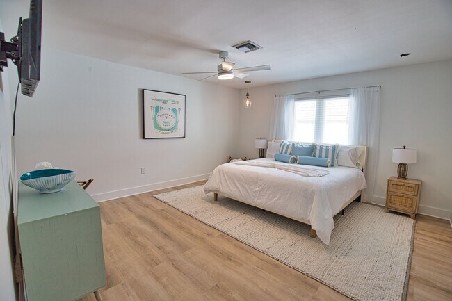 Building Photo - Seasonal Venice Island Pool Home half block from Golden Beach deeded access to the Gulf!