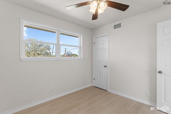 Building Photo - 3201 Cuba Ct