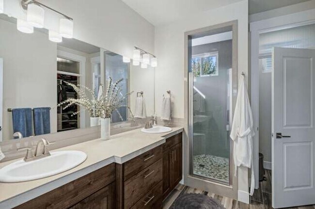 Building Photo - Beautiful Mid-Century Modern Home with lot...