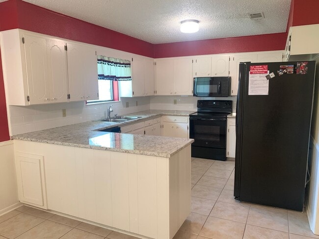 Building Photo - Cozy and Quaint 2 bedroom 2 bath with bonu...