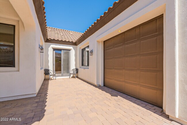 Building Photo - 734 W Juniper Ln