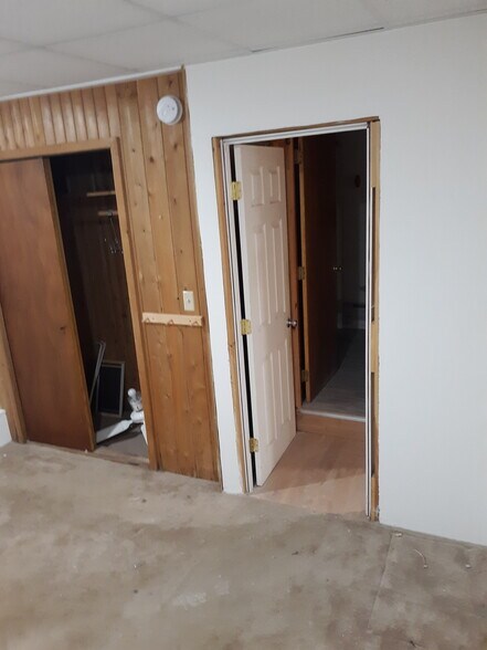 closet in downstair bedroom - 92 Smithfield Rd