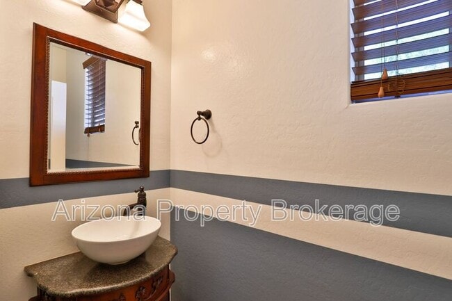 Building Photo - 875 S Porter St