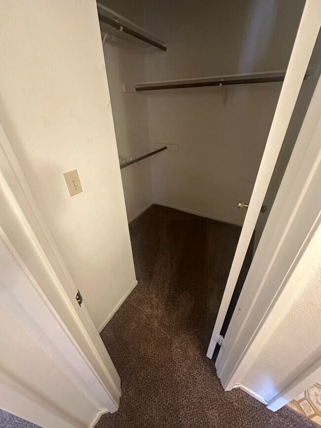 Building Photo - CUTE 2ND FLOOR  1 BEDROOM CONDO W/ LOFT