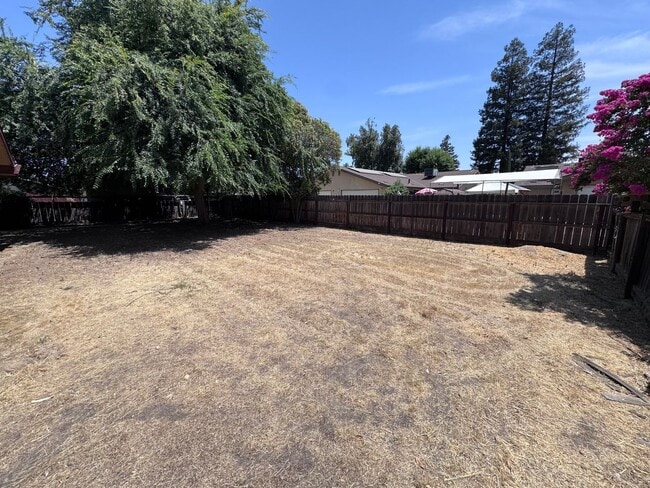Building Photo - NW Reedley Home Near Shopping Center Rent ...