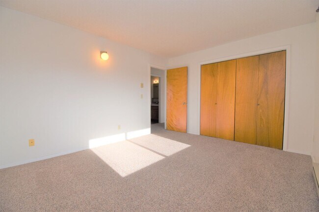 Building Photo - Top Floor Large 2 bedroom 1 bathroom apart...