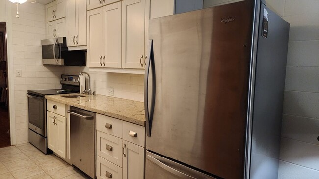 Building Photo - Fully-Furnished One Bedroom in Waikiki