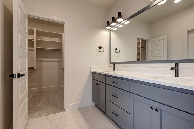 Building Photo - 6016 Kinnick Dr