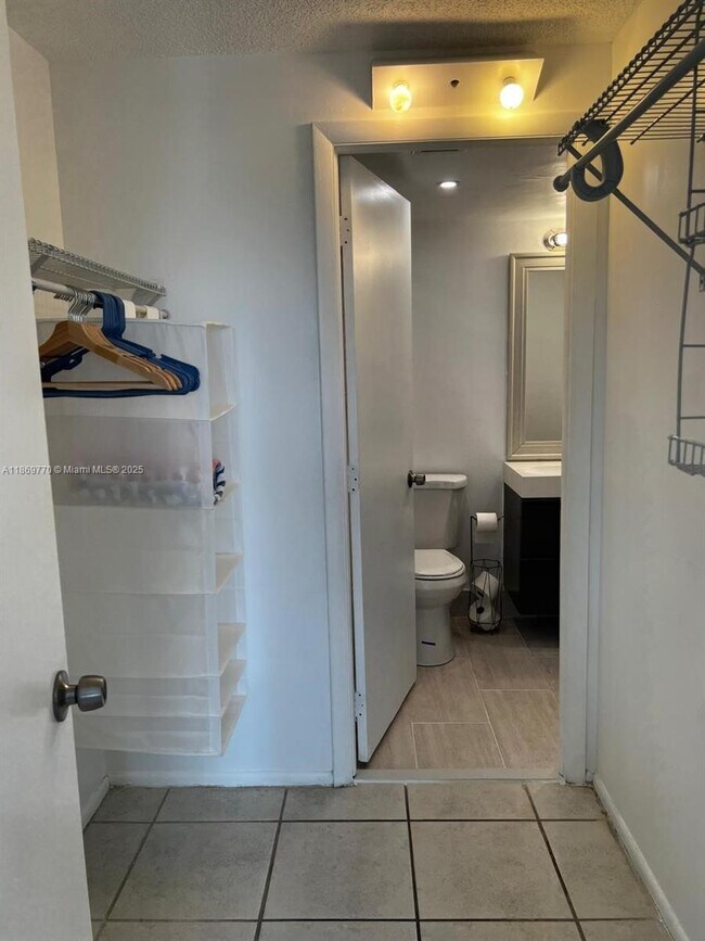 Building Photo - 4164 Inverrary Dr