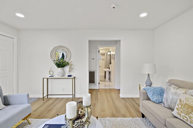 Building Photo - 2 Bedroom 1 Bathroom Charming Greenlake Home!