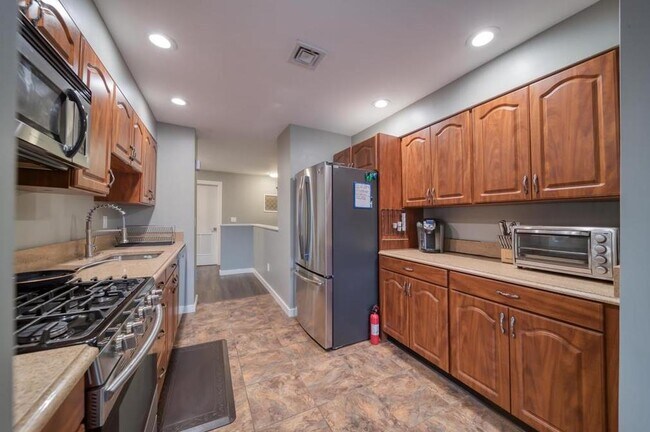 Building Photo - 302 Heights Dr