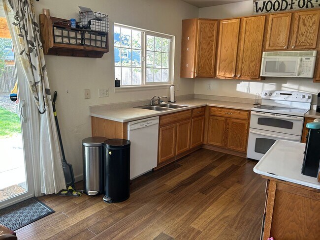 Building Photo - Welcome to your new home!  3 beds, 2.5 bat...