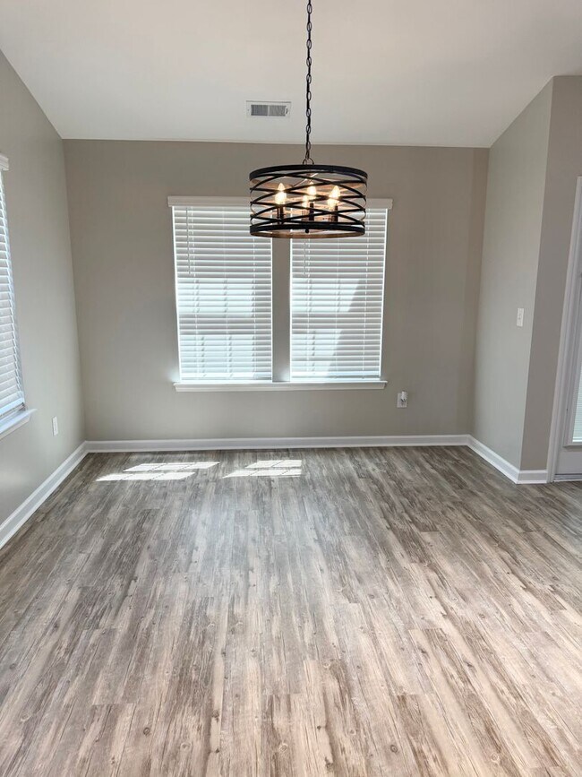 Building Photo - BEAUTIFUL 3 bedroom / 2 bathroom home available NOW!