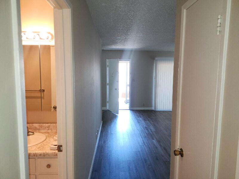 Building Photo - 1563 Valle Vista Ave