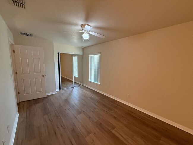 Building Photo - 2 Bedroom/2 1/2 Bathroom End Unit Apartment