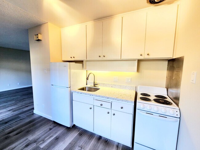 Building Photo - Large studio with private deck