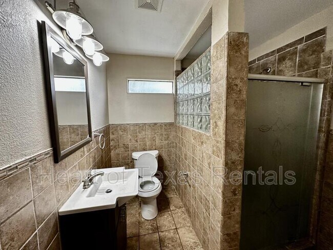 Building Photo - 2225 Pine Ave