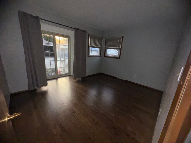 Building Photo - 307 S 76th St