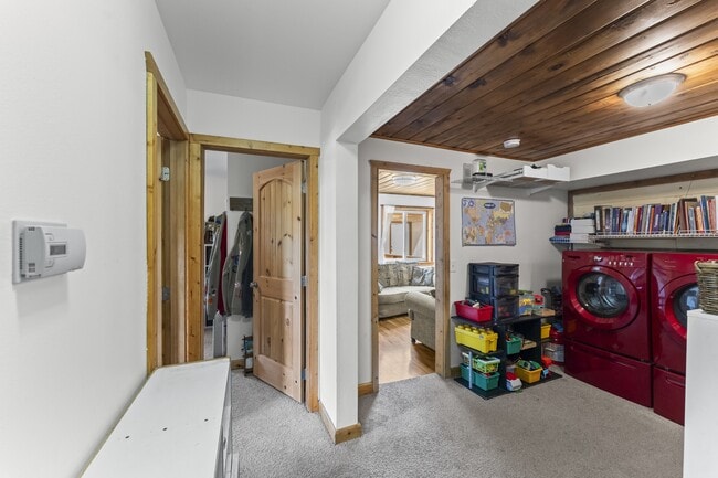 Building Photo - 215 Will Scarlet Dr