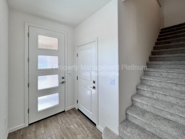 Building Photo - 6596 E Cresthaven Dr