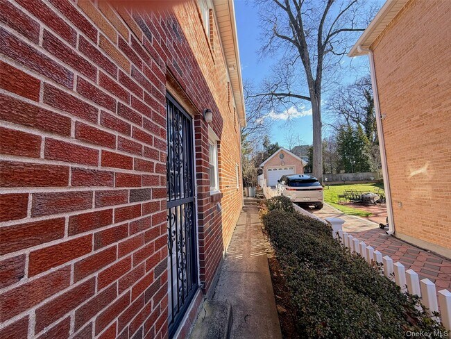 Building Photo - 86-79 Palo Alto St