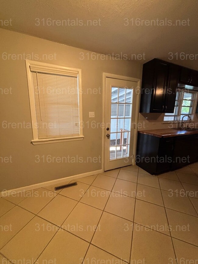 Building Photo - 3 bed 1 1/2 bath house available Now!!