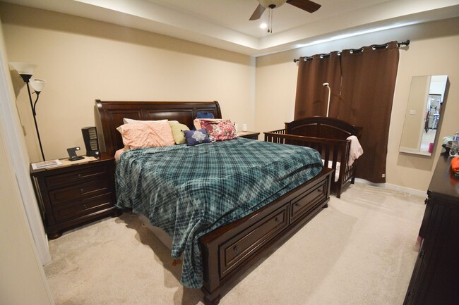 Building Photo - Beautiful, Modern, Updated, 4 Bed 3 Bath A...
