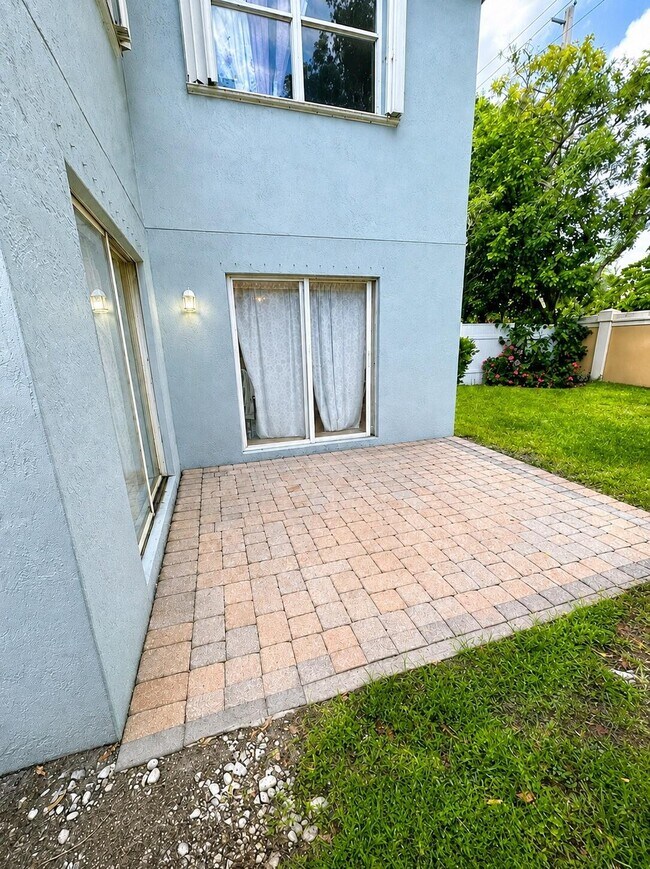 Building Photo - 3331 Commodore Ct