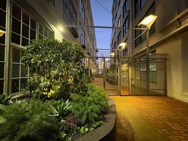 Building Photo - 355 Bryant St