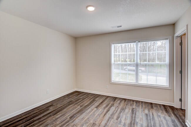 Building Photo - 312 Bogle St