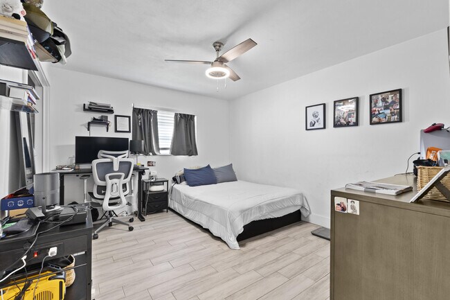 Building Photo - 9956 Dahlia Ave