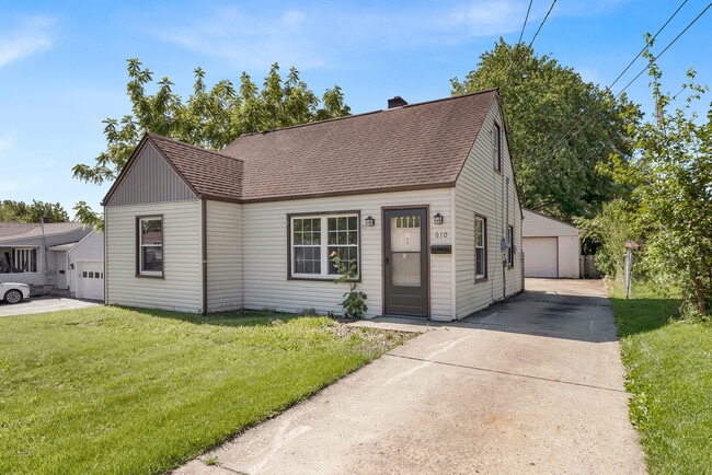 Building Photo - 610 Elm St