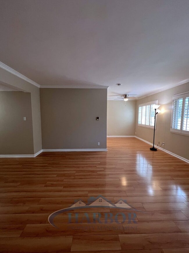 Building Photo - Beachside Charm – 2 Bed, 2 Bath.