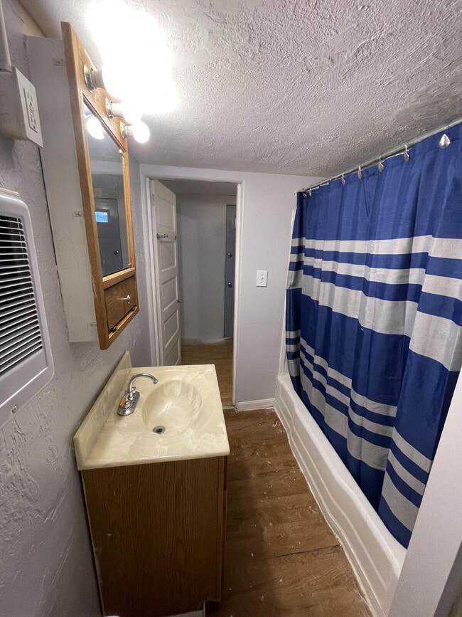 Building Photo - 456 Woodlane Ave