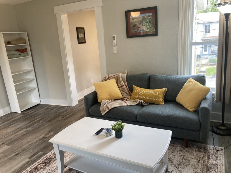 Living room - 1504 Pierce St